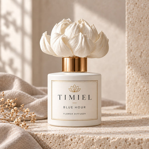 TIMIEL Blue Hour virágdiffúzor, 100 ml – fehér virággal díszített krémszínű üvegflakon, tiszta levendula illat