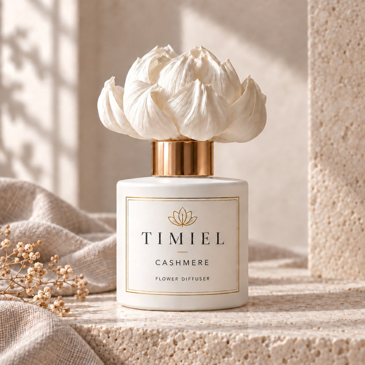 TIMIEL Cashmere virágdiffúzor, 100 ml – fehér virággal díszített krémszínű üvegflakon, vanília illat