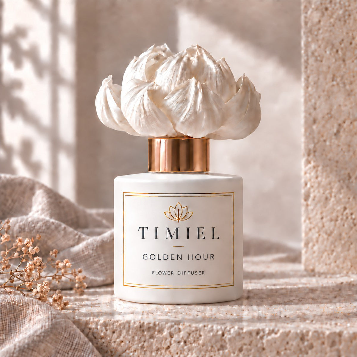 TIMIEL Golden Hour virágdiffúzor, 100 ml – fehér virággal díszített krémszínű üvegflakon, ylang ylang és mandarin illat